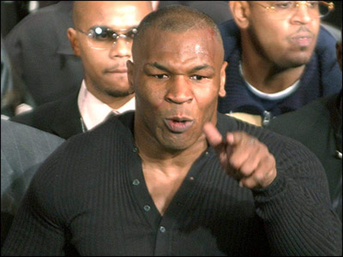 Anfang 2001 sollte Tyson gegen Lennox Lewis kämpfen. Bei der Pressekonferenz vor dem Kampf attackiert Tyson seinen Gegner. Im Laufe der folgenden Massenschlägerei beißt er Lewis in den Oberschenkel.