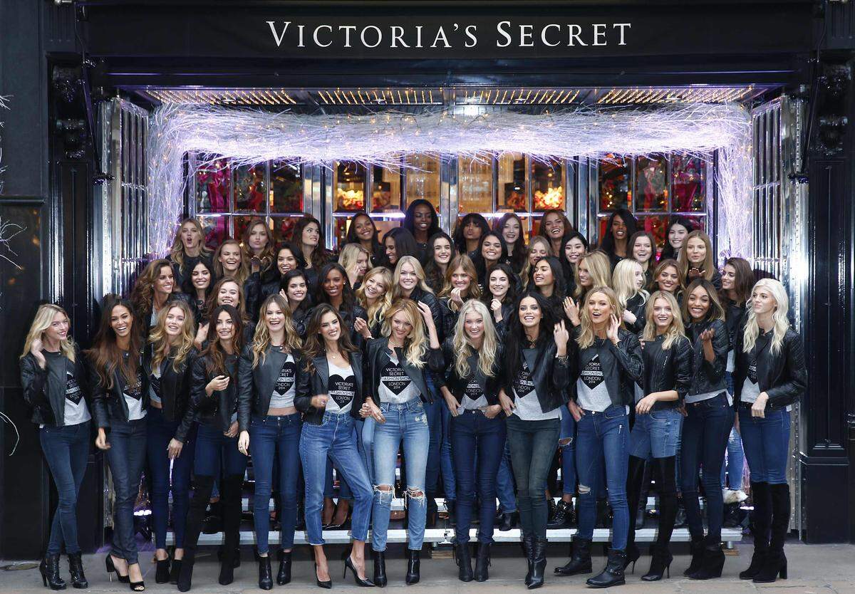 Der Höhepunkt des Unterwäscheunternehmens Victoria's Secret naht. Am 2. Dezember laufen Adriana Lima, Candice Swanepoel und Co. in London über den Laufsteg, vor dem Shop in der Bond Street haben sie sich schon eingefunden.