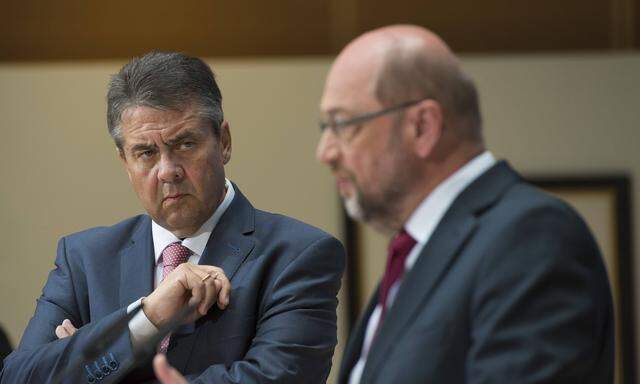 In einem Jahr von Freund zu Parteifreund zu Parteifeind. Sigmar Gabriel (l.) stahl als Außenminister Martin Schulz, dem SPD-Chef und Kanzlerkandidaten, zunehmend die Show. Gabriels Verzicht hatte ihn erst dazu gemacht. Jetzt manövrierte ihn Schulz als Außenminister aus – und Gabriel schlug zurück.