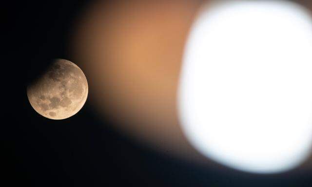 Eine partielle Mondfinsternis wird es auch 2024 geben.