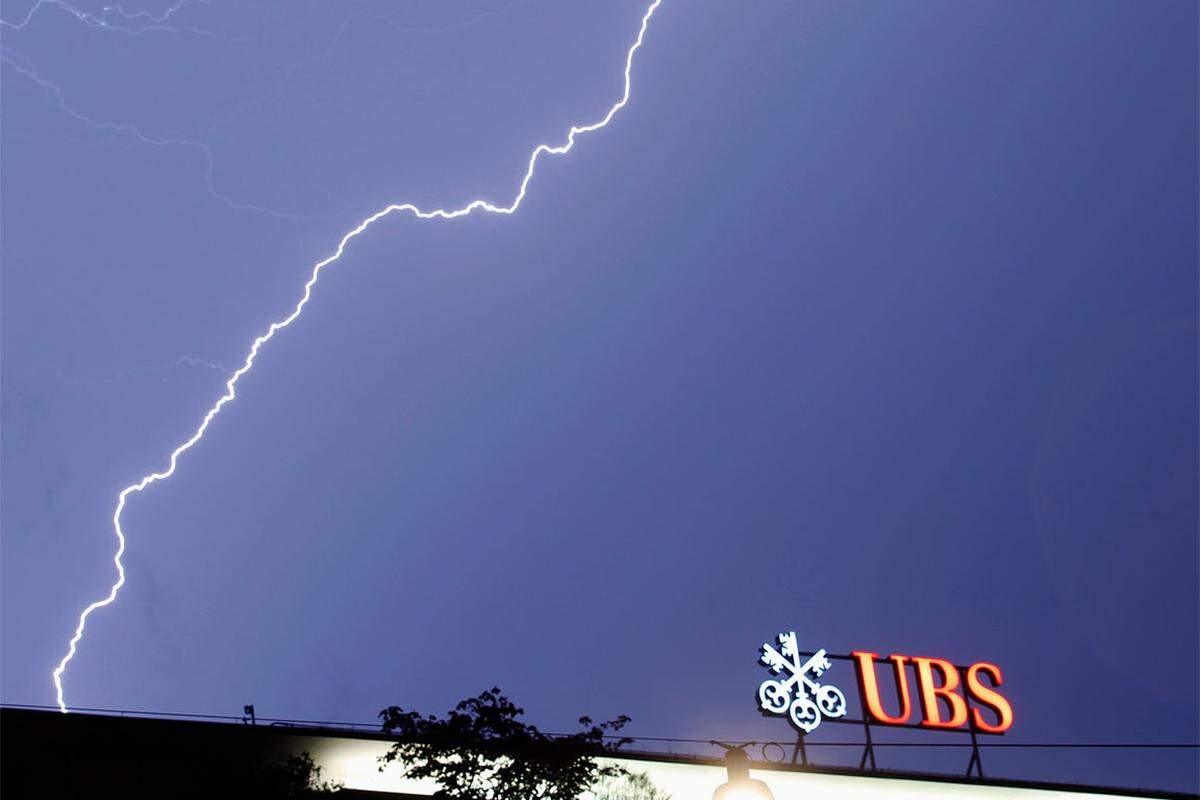 Ein riesiger Verlust ber der Schweizer Großbank UBS sorgte für Schlagzeilen. Durch verbotene Spekulationsgeschäfte des Händlers Kweku Adoboli gingen rund 2,3 Milliarden US-Dollar verloren ...