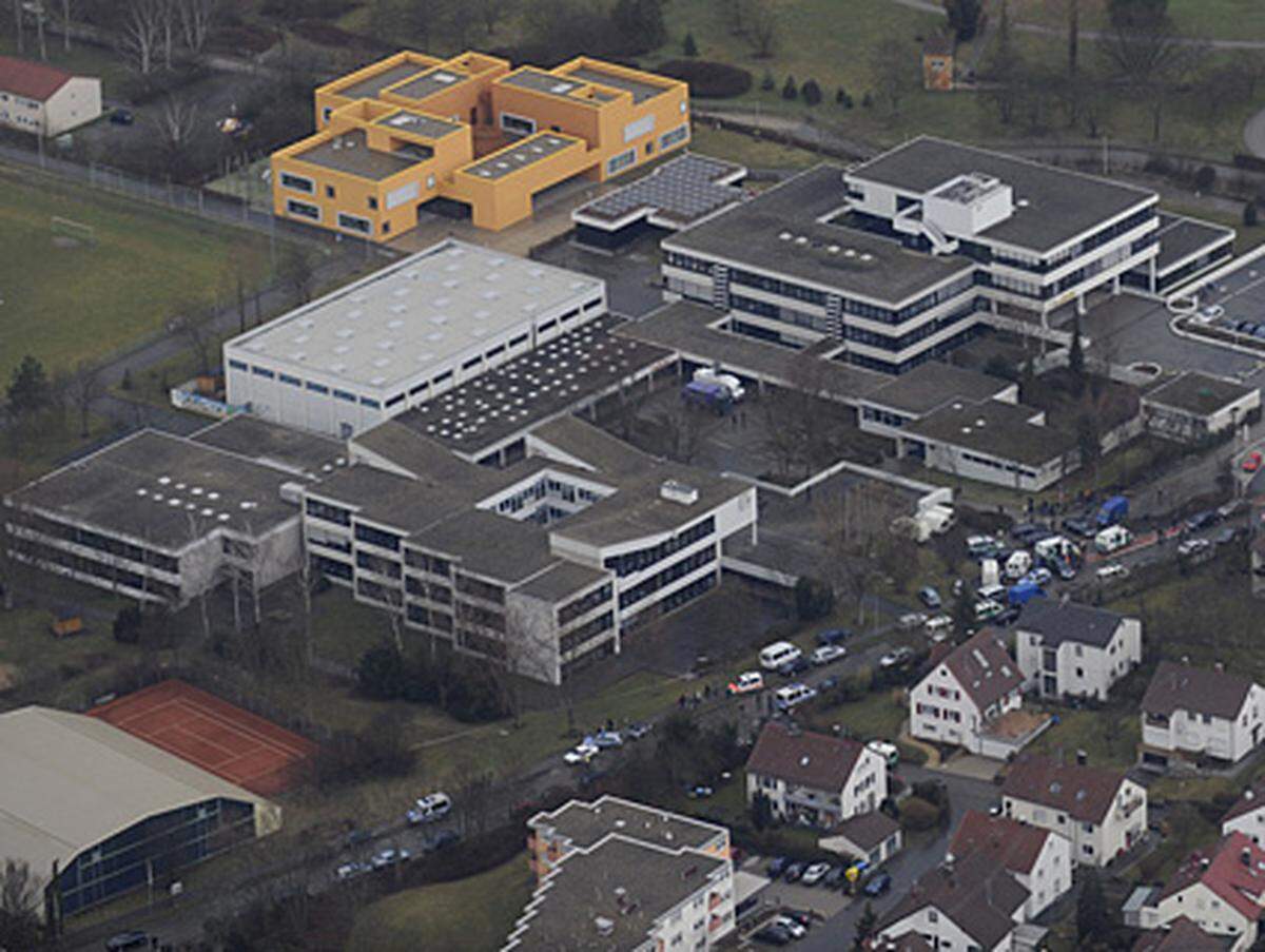 In seiner früheren Schule tötete der Jugendliche acht Schülerinnen und einen Schüler im Alter von 14 bis 15 Jahren. Die meisten starben durch einen gezielten Kopfschuss, sagte Baden-Württembergs Innenminister Heribert Rech (CDU).