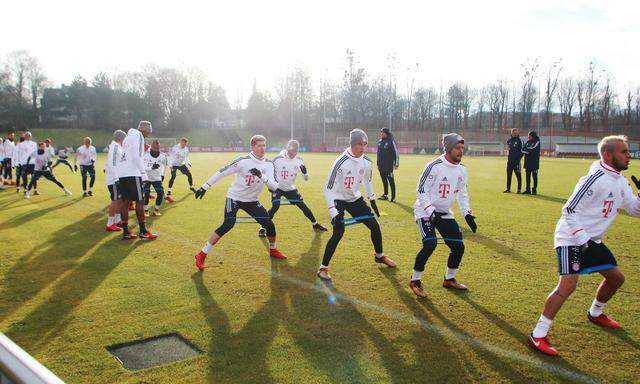 FCB Mannschaft beim Aufwaermen Fussball 1 BL FC Bayern Muenchen 09 01 2017 Training *** F