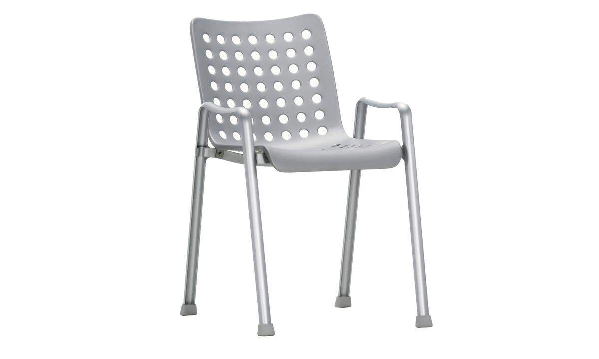 Leichtgewicht. Hans Coray entwarf den „Landi-Stuhl" 1938. Der Schweizer Designmöbel-Hersteller Vitra produziert ihn noch heute. Wetterfest, aus Aluminium, drei Kilogramm leicht, stapelbar – alles, was sich Schanigärten wünschen. Und als wäre das alles nicht leicht genug: Die Sitzschale ist perforiert. Wegen des visuellen Gewichts. Heute mit 60 Löchern statt 91.