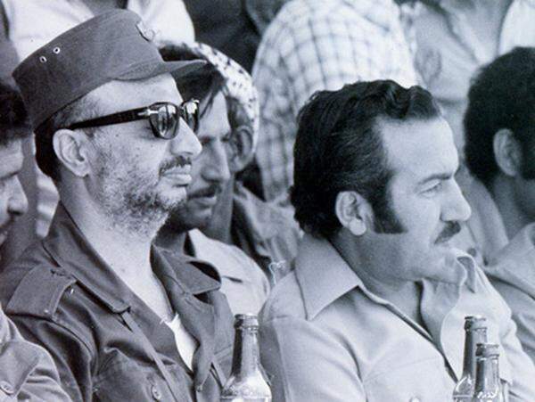 Einer der spektakulärsten dem Mossad zugeschriebenen Morde ereignete sich im Jahr 1988 in Tunis. Rund 30 Agenten waren an der Kommandoaktion beteiligt, bei der Abu Jihad, die rechte Hand des ehemaligen Palästinenserpräsidenten Yasser Arafat, getötet wurde.  Im Bild: Abu Jihad (rechts) mit PLO-Chef Yasser Arafat.