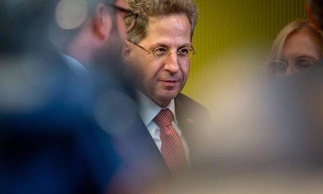 Um Hans-Georg Maaßen ist es einsam geworden. SPD, Linke und Grüne forderten seinen Rücktritt. 