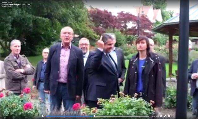 Sigmar Gabriel zeigt deutlich, was er von den vermummten Besuchern hält.