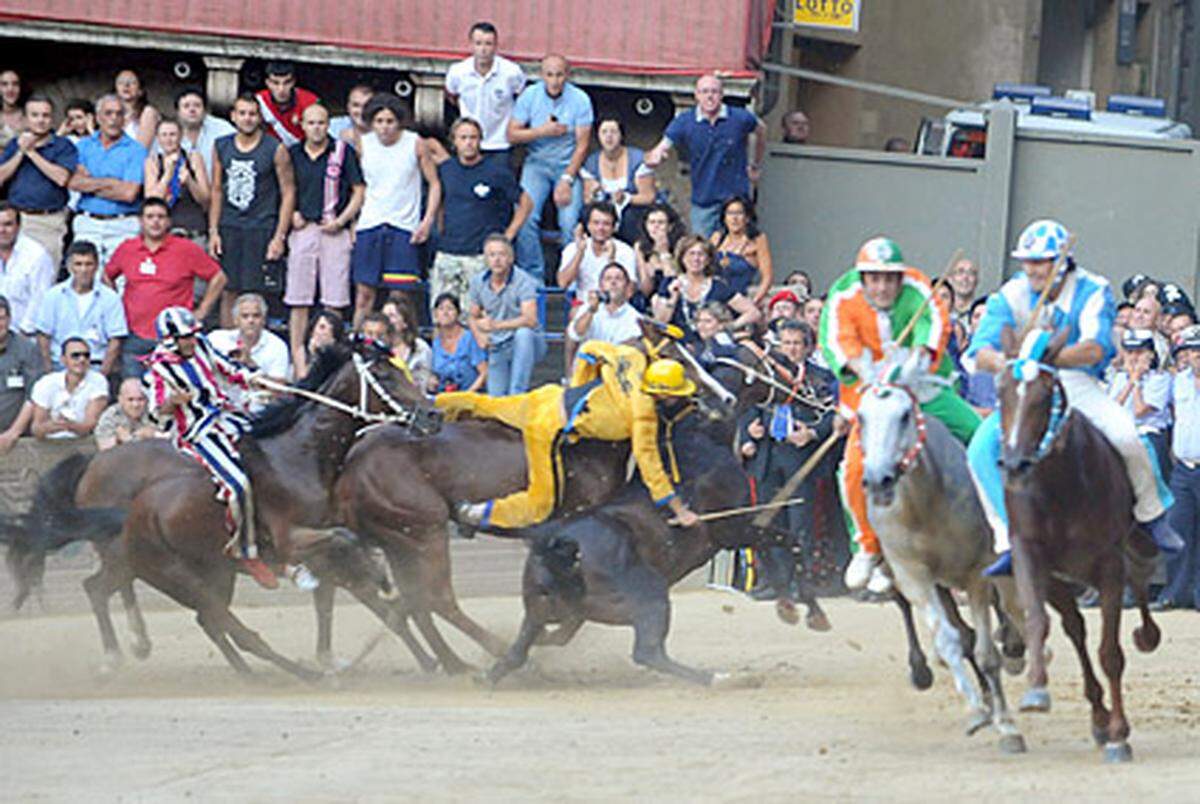 Bei dem halsbrecherischen Rennen kann eines der ungesattelten Pferde auch gewinnen, wenn es ohne den zu Sturz gekommenen Reiter ins Ziel gelangt.Weiter: Die spektakulärsten Bilder vom ersten Palio 2010.