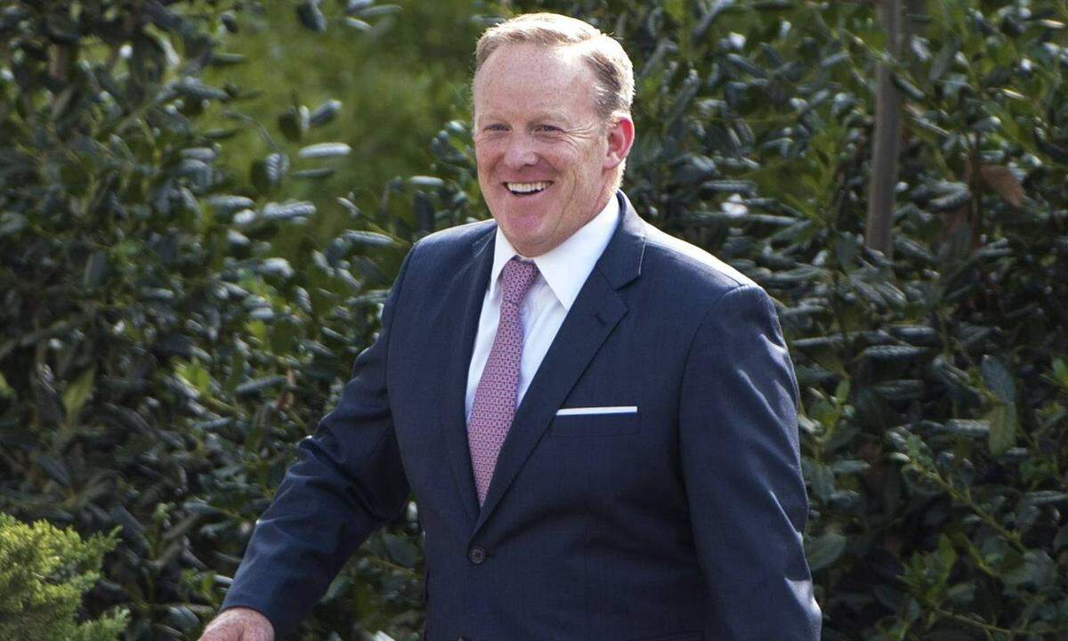 Der Pressesprecher tritt Ende Juli zurück, nachdem Scaramucci zum neuen Kommunikationschef - und damit zu seinem neuen Vorgesetzten - ernannt worden ist. Zusammen mit Stabschef Priebus hat sich Spicer laut Medienberichten der Einsetzung Scaramuccis widersetzt. Der Abgang seines Sprechers wird von Trump zweifellos goutiert. Der Präsident war mit Spicer offenkundig von Anfang an unzufrieden. Der Sprecher gab eine unglückliche Figur ab. In seinen Briefings wirkte er oft unbeholfen und überfordert.