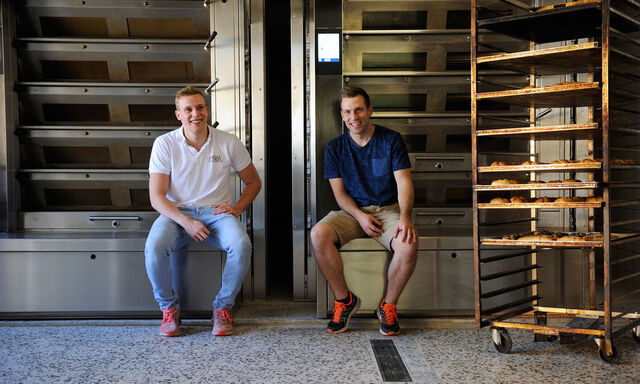 Georg Öfferl (links) und sein Cousin Lukas Uhl vor ihren Dampfbacköfen. Der junge Bäckermeister hat die Backstube im niederösterreichischen Weinviertel komplett umgestellt.