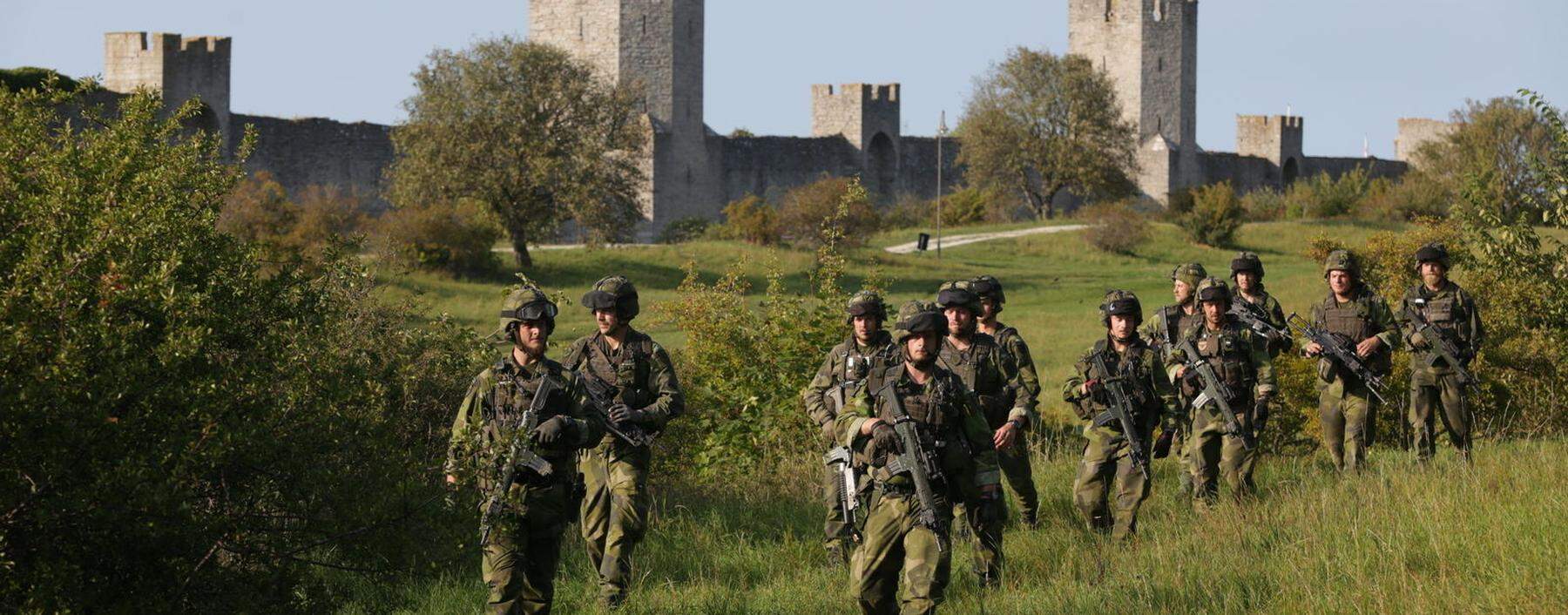 2016 kehrten Soldaten auf Gotland zurück und patrouillierten wie hier auch vor einem ikonischen Motiv: der mittelalterlichen Stadtmauer der Hafenstadt Visby.