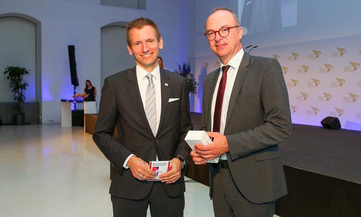 A1-CCO Enterprise Martin Resel (l.) und 5G-Gewinnspiel-Sieger Volker Baucke von der Landesbank Baden Württemberg.