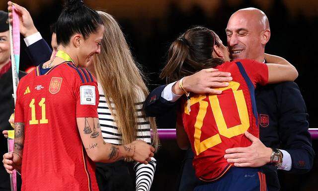 Spaniens Verbandspräsident Luis Rubiales gratuliert den Titelgewinnerinnen. Aber es bleibt nicht nur bei Umarmung und Kuss auf die Wange.