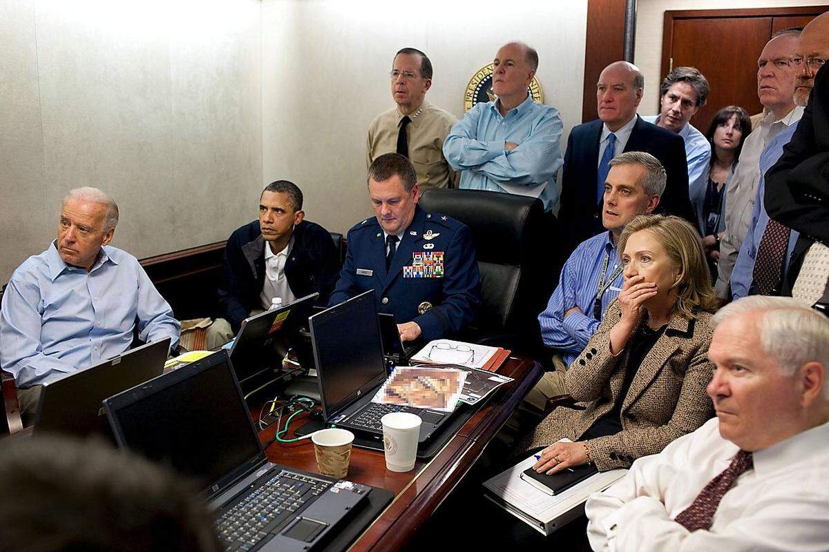 Überschattet wird ihre Bilanz allerdings von dem Anschlag radikaler Islamisten am 11. September 2012 auf das US-Konsulat im libyschen Benghazi.Im Bild: Clinton verfolgt als Außenministerin die Tötung von Staatsfeind Nr. 1, Osama bin Laden, am 17. Oktober 2011.