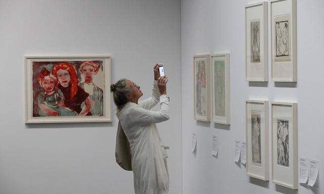171102 BERN Nov 2 2017 Visitor take pictures of artworks during a media visit of the firs