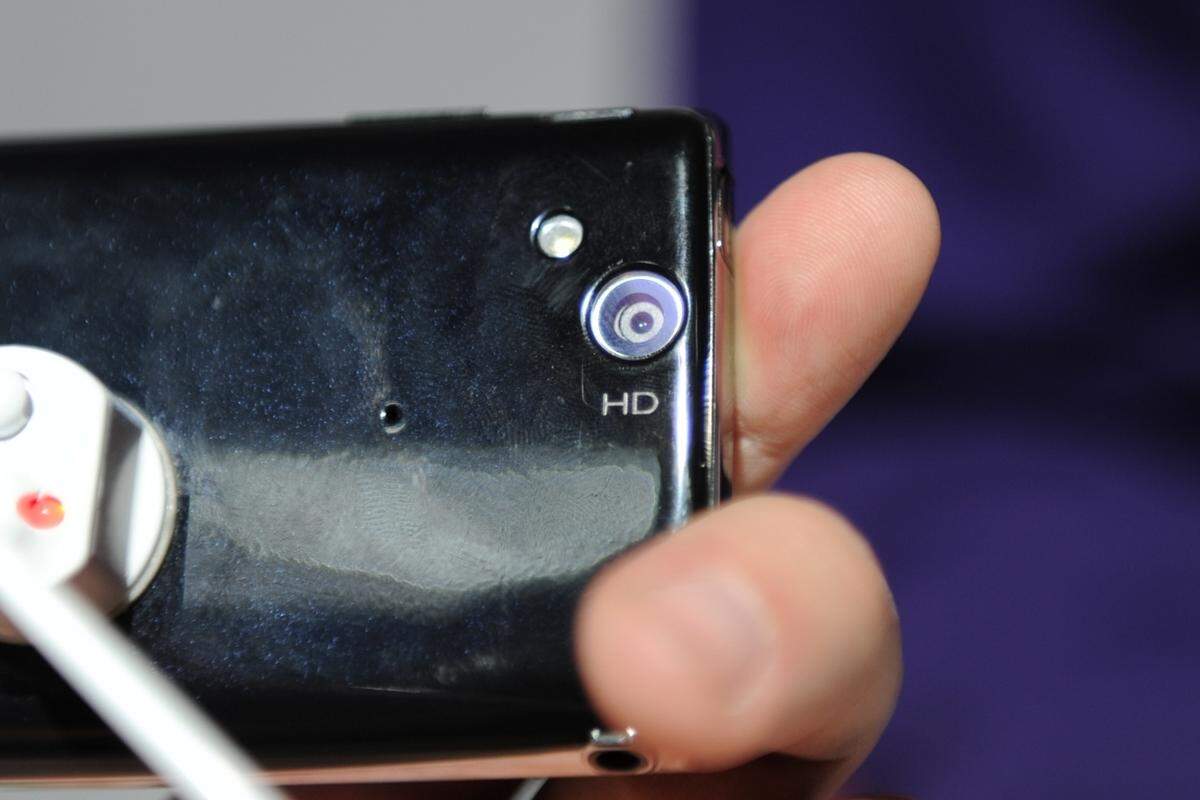 Eines der Kronjuwelen des ohnehin schon recht schmucken Xperia Arc ist seine Kamera. Sony verbaut hier einen Sensor vom Typ Exmor-R, der sonst nur in den Digitalkameras der gehobeneren Klasse eingesetzt wird. Mit einer Auflösung von 8 Megapixel bietet das Gerät genug Reserven für Bildausschnitte.
