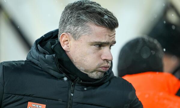 Rapid-Trainer Robert Klauß ist angespannt.