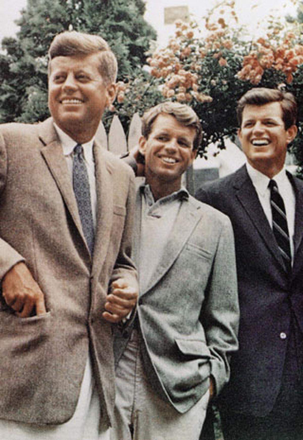 Übrig bleiben fünf Töchter - darunter Rosemary, die nach einer missglückten Gehirnoperation, die ihr Vater 1941 veranlasst, schwer behindert ist - und die drei berühmten Kennedy-Brüder (von links nach rechts): John Fitzgerald, Robert und Edward "Ted" Kennedy.