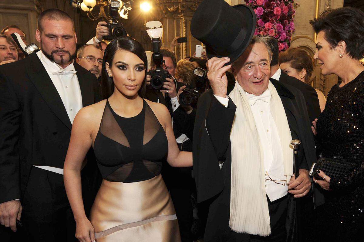 Nicht ganz sorgenfrei ist das Lächeln von Baumeister Richard Lugner. Denn Stargast Kim Kardashian hat ihm sein so geliebtes Blitzlichtgewitter am Roten Teppich verwehrt. Gegen 21.20 Uhr schlich sich das It-Girl gemeinsam mit ihrem eigenen Kamerateam und in Begleitung des Baumeisters durch einen Seiteneingang in die Oper.