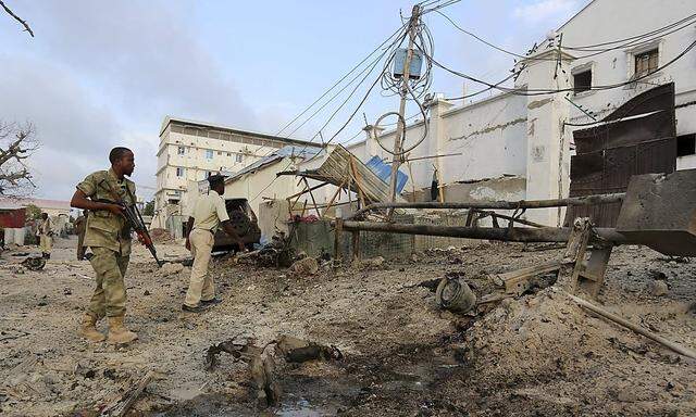 Somali government police secure Maka Al-Mukarama hotel during an attack by Islamist group al Shabaab in Mogadishu