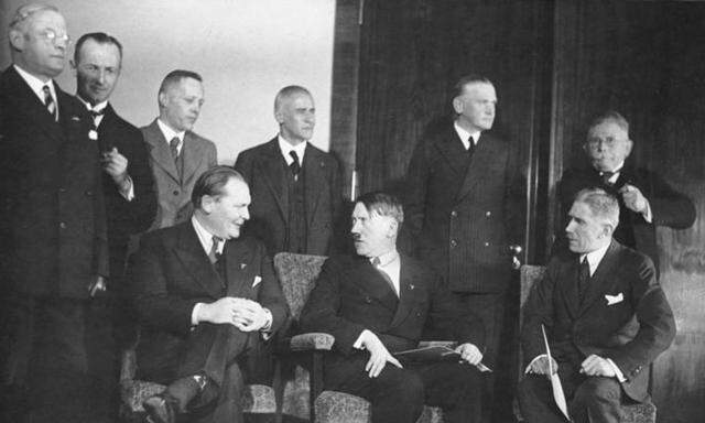 Reichskabinett Adolf Hitler, rechts Franz von Papen