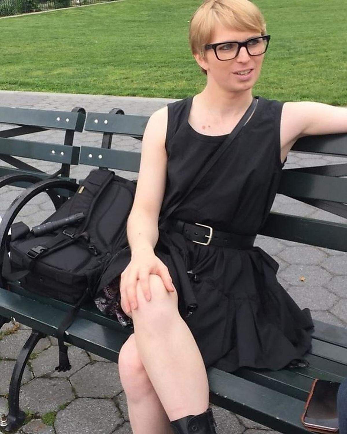 Ihren Tag im Park habe sie etwa in einem "Neo-Cyberpunk"-Outfit genossen, wie sie auf Instagram unter dieses Foto schrieb.