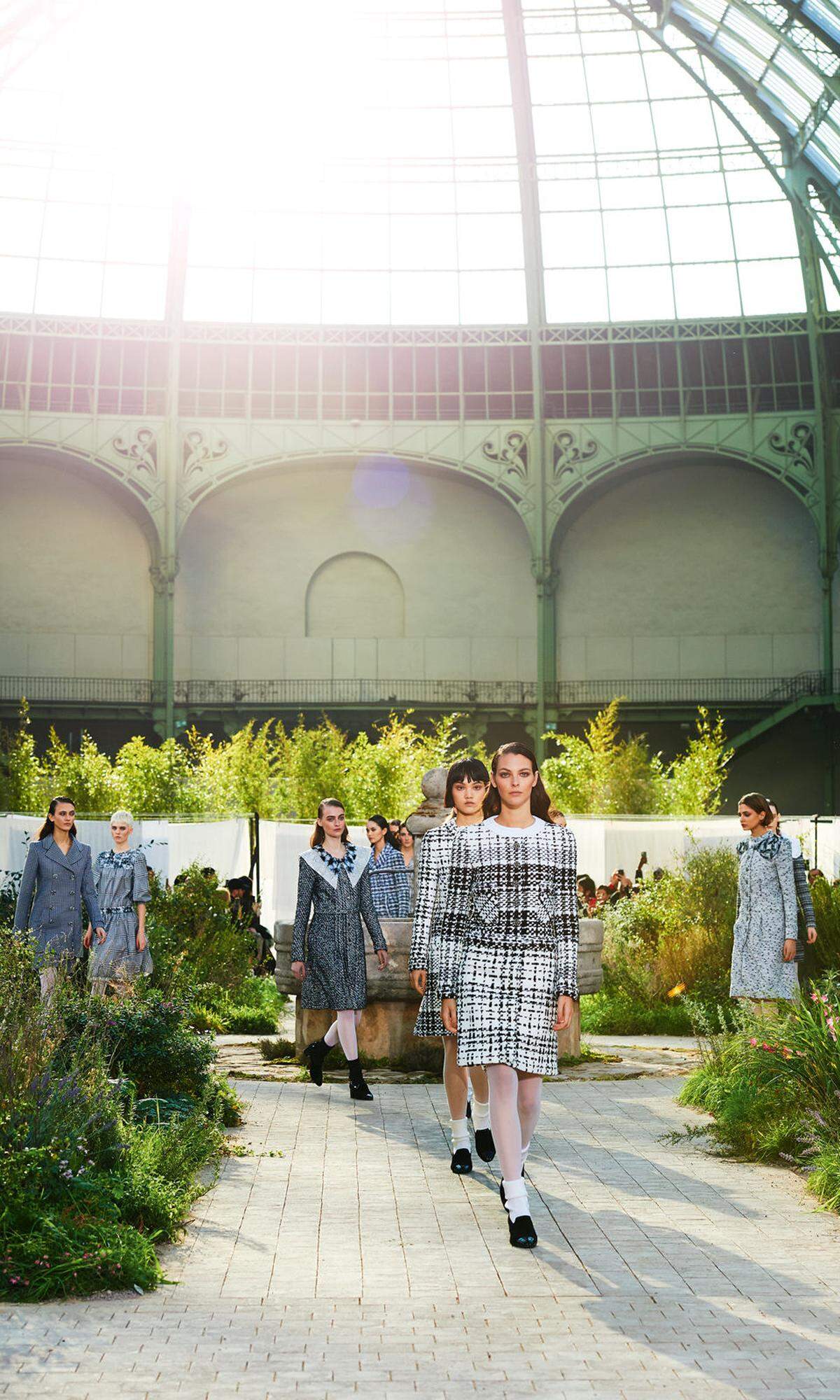 Chanel. Ein Kräutergarten im Grand Palais, inspiriert von Gabrielle Chanels Kindheit: Das Dekor zu Virginie Viards Kollektion.