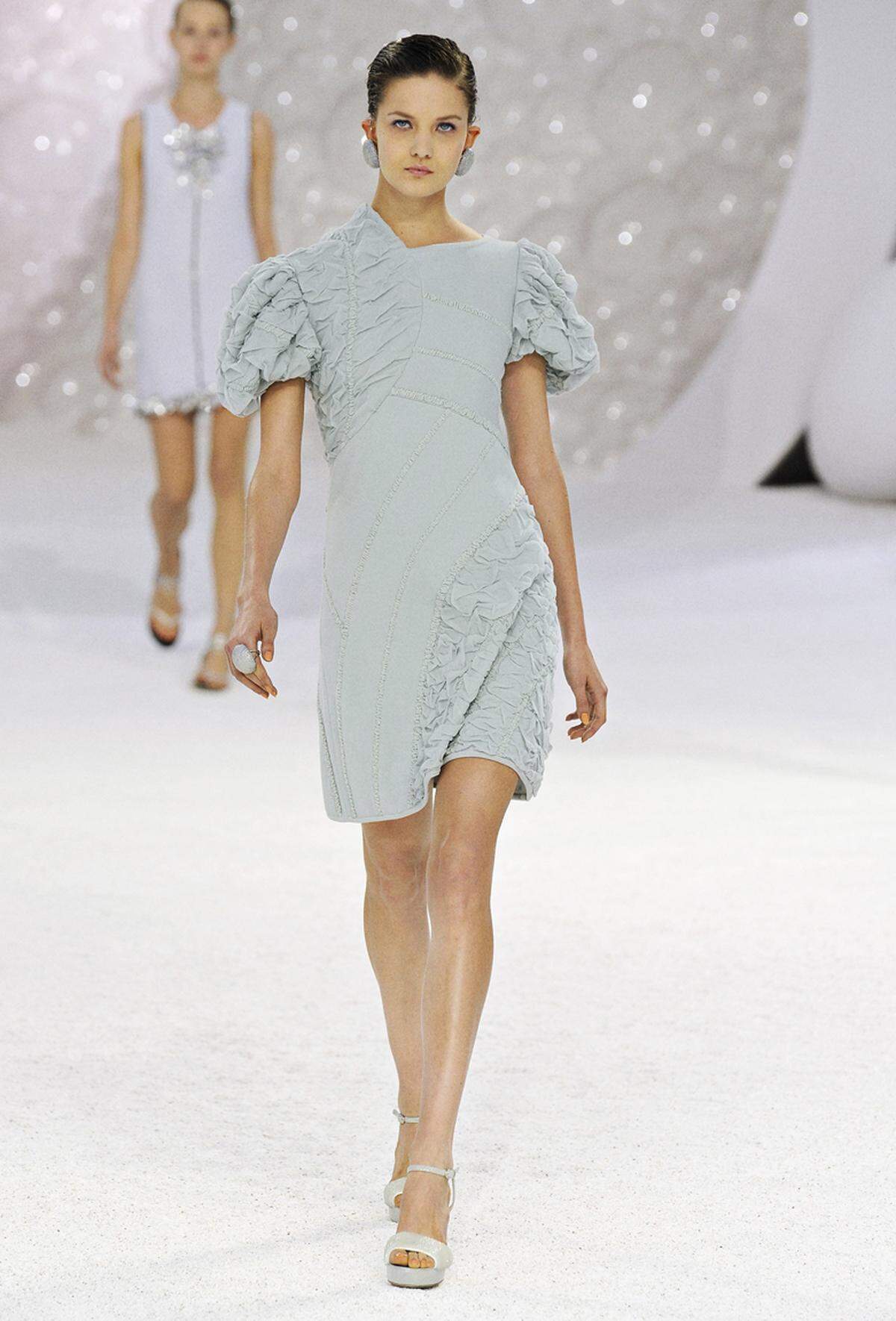 Zartes Meerblau sorgte am Laufsteg von Chanel  inmitten der imposanten Muschel-Kulisse für eine sommerlich-frische Stimmung.