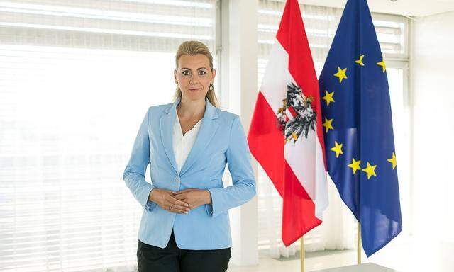 Aschbacher ist in Österreich nicht die erste Politikerin, die von Weber mit Plagiatsvorwürfen konfrontiert wird.