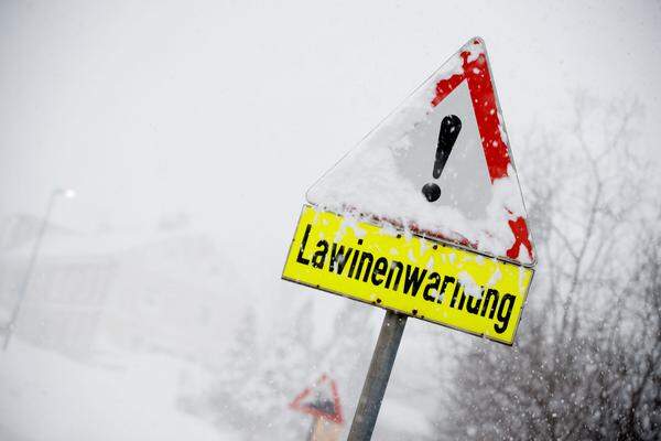 Die großen Neuschneemengen halten Österreich vielerorts in Schach. Am Donnerstag herrschte in Teilen Österreichs noch die höchste Lawinenwarnstufe.