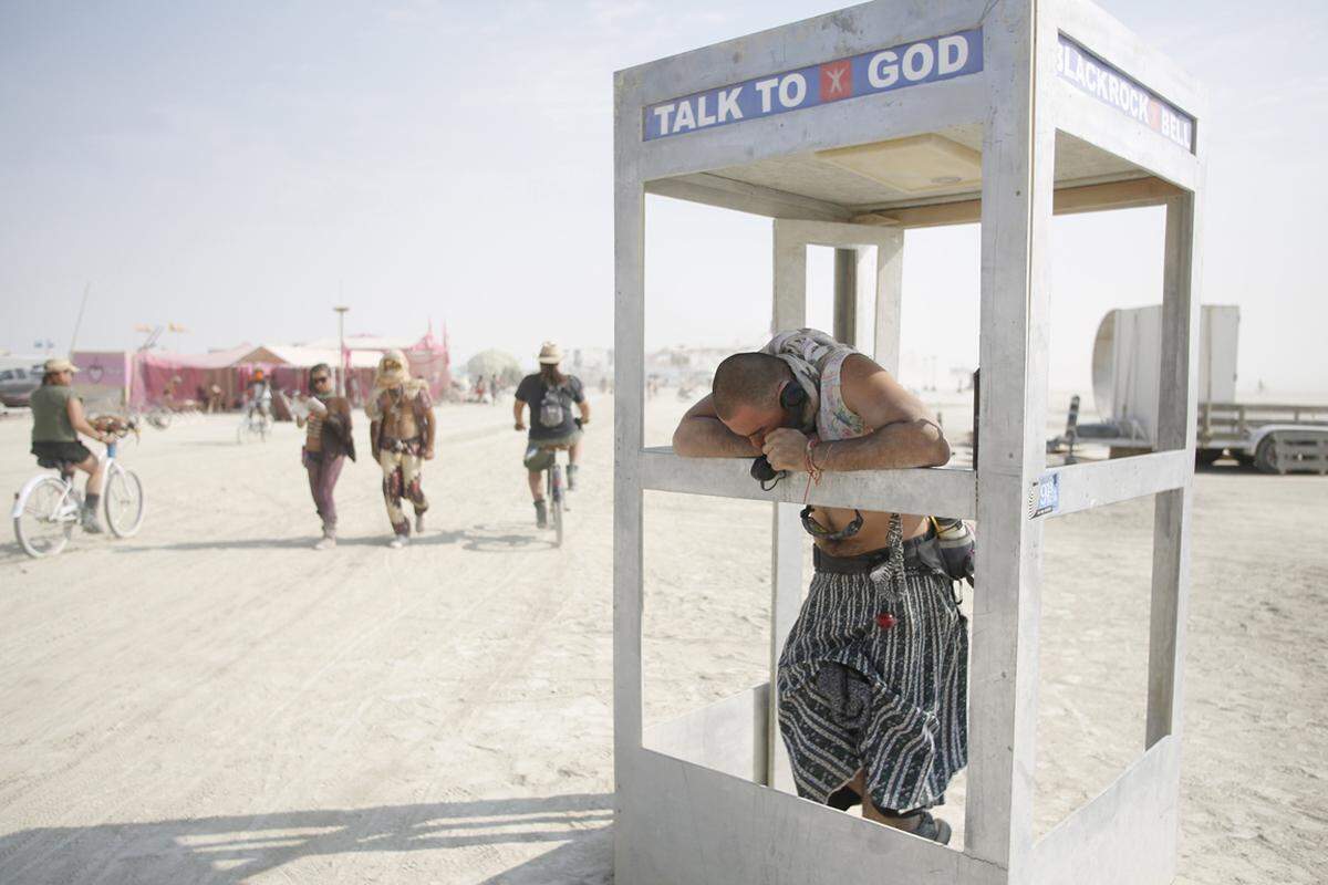 Zum Festival gehört auch, dass man sich einen eigenen Playa-Namen gibt (Playa heißt der ausgetrocknete See). Dieser mit Gott telefonierende Mann nennt sich beispielsweise "Pippin" - wie der Sohn von Karl dem Großen.