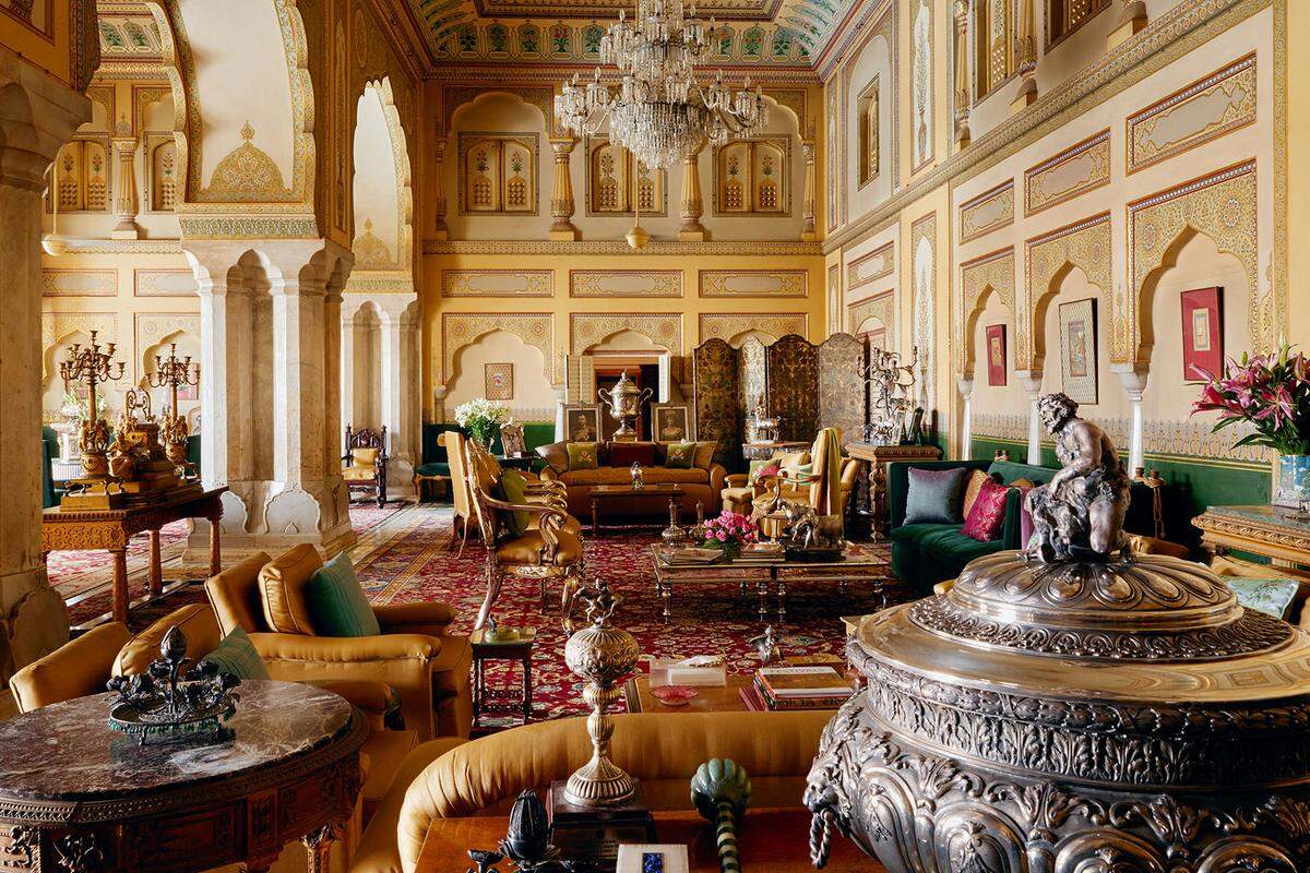 1727 wurde der Palast von Maharadscha Sawai Jai Singh II. erbaut. Das Interieur ist reich verziert, bunt mit Gold bemalten Wänden und Kristalllustern. Im Palast befindet sich zudem ein großes Museum.