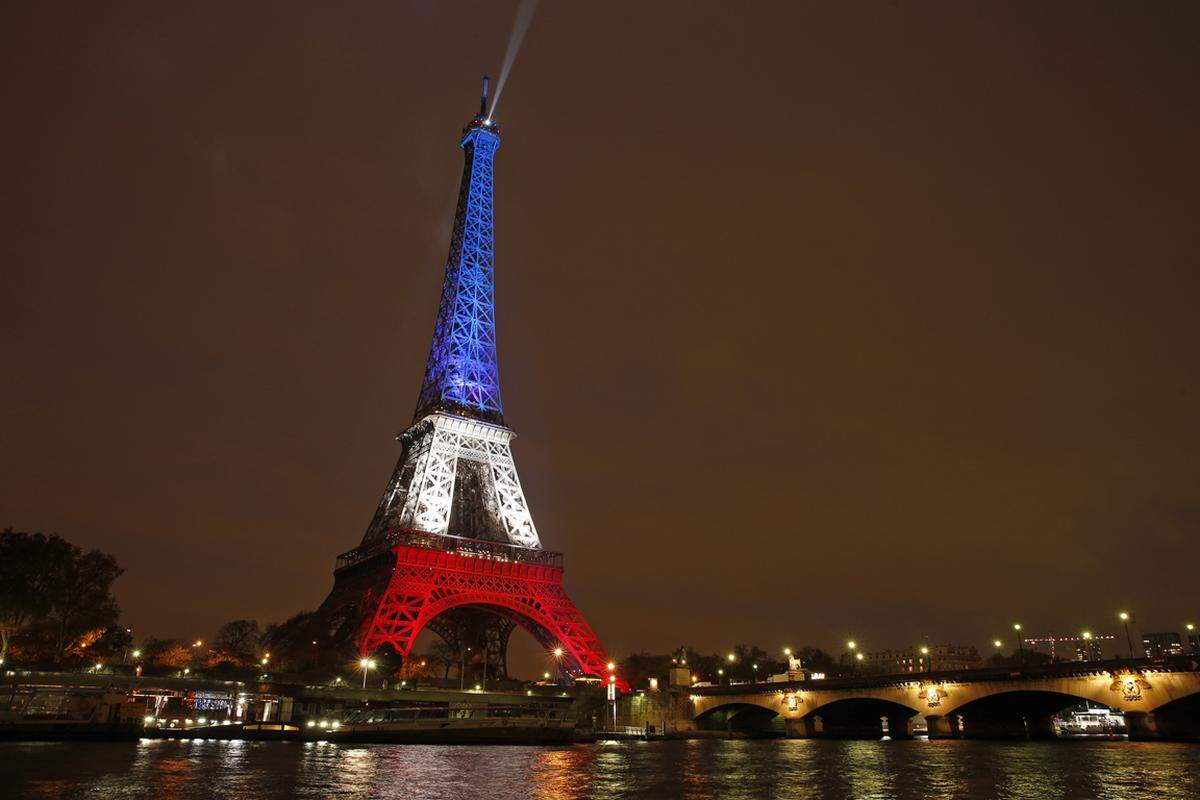 Der Eiffelturm erstrahlt im Zeichen der Trauer und des Nichtunterkriegenlassens in den französischen Nationalfarben Rot, Weiß und Blau. Viele Wahrzeichen weltweit wurden aus Anteilnahme in diese Farben gehüllt.