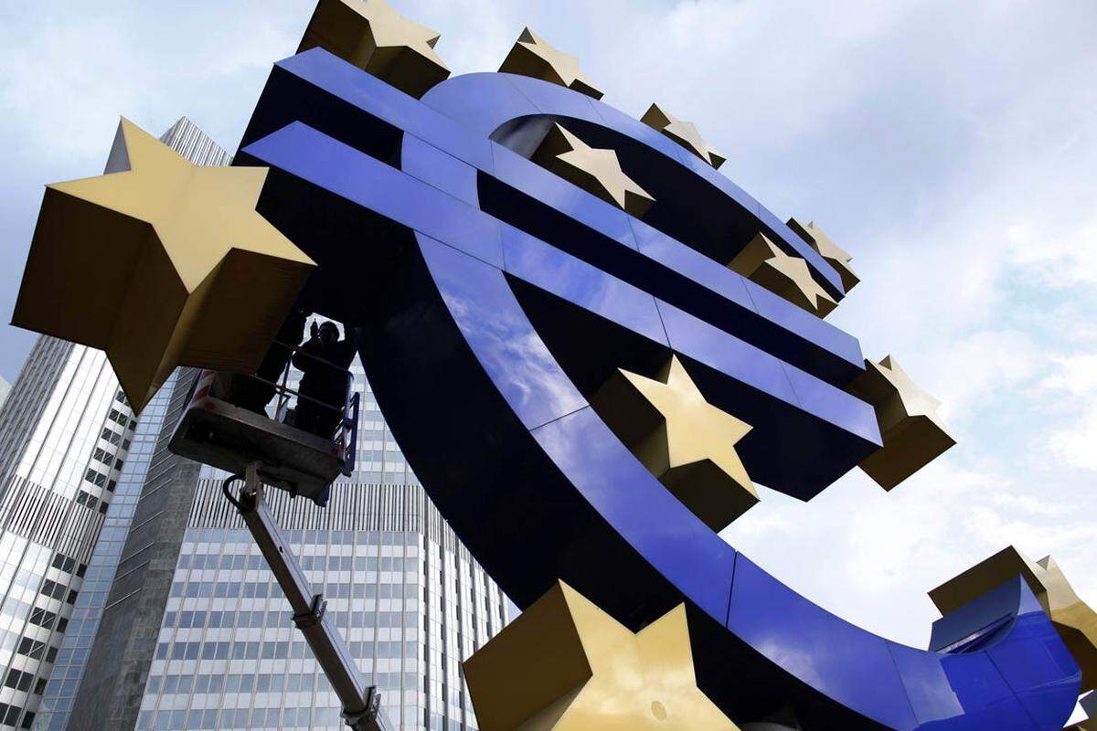 Als Zentralbank der Europäischen Währungsunion legt die Europäische Zentralbank (EZB) die Geldpolitik der Eurozone fest. Ihr oberstes Ziel ist es, die Preisstabilität zu sichern. Diese Aufgabe sollte unabhängig von politischer Einflussnahme wahrgenommen werden. Tatsächlich haben die EZB und ihr gegenwärtiger Präsident Mario Draghi in Zeiten der Euro-Krise keine leichte Aufgabe.