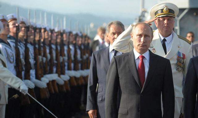 Putin an Bord des Kriegsschiffes Moskwa im Jahr 2014. Nun wurde das Schiff durch eine Explosion schwer beschädigt. 