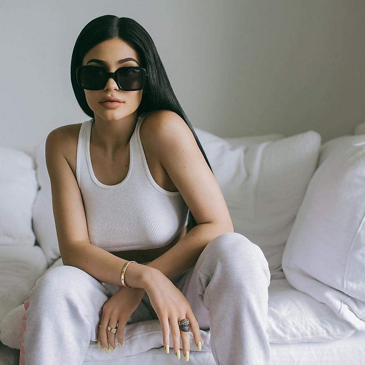 Reality-TV-Star und Unternehmerin Kylie Jenner kombiniert die hellgraue Jogginghose so farblich passend zum weißen Crop Top, dass sie gar nicht mehr auffällt.