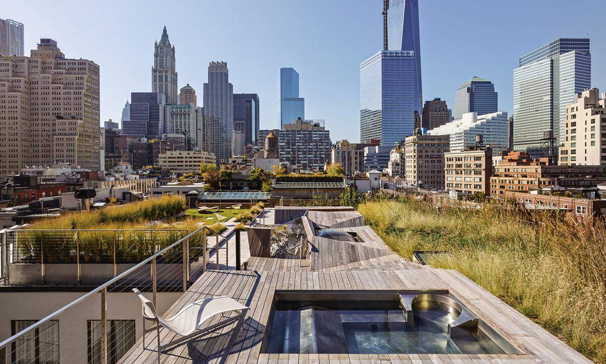 Ein wahres Juwel: Dachgarten mit Weitblick auf die Skyline von New York inklusive Jacuzzi. Tribeca Penthouse Garden, New York City, USA. HMWhite.