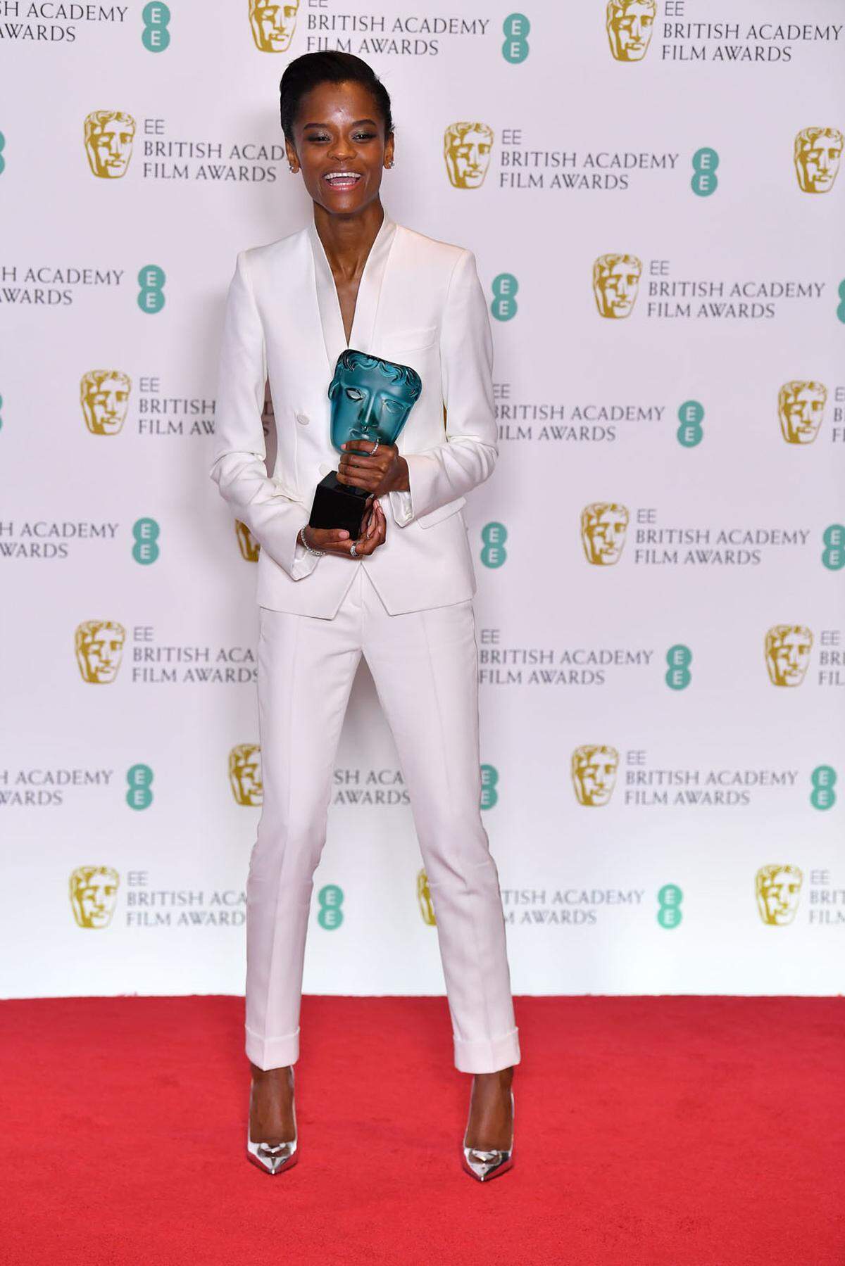 Letitia Wright nahm den "Rising Star Award" im weißen Hosenanzug von Stella McCartney entgegen.