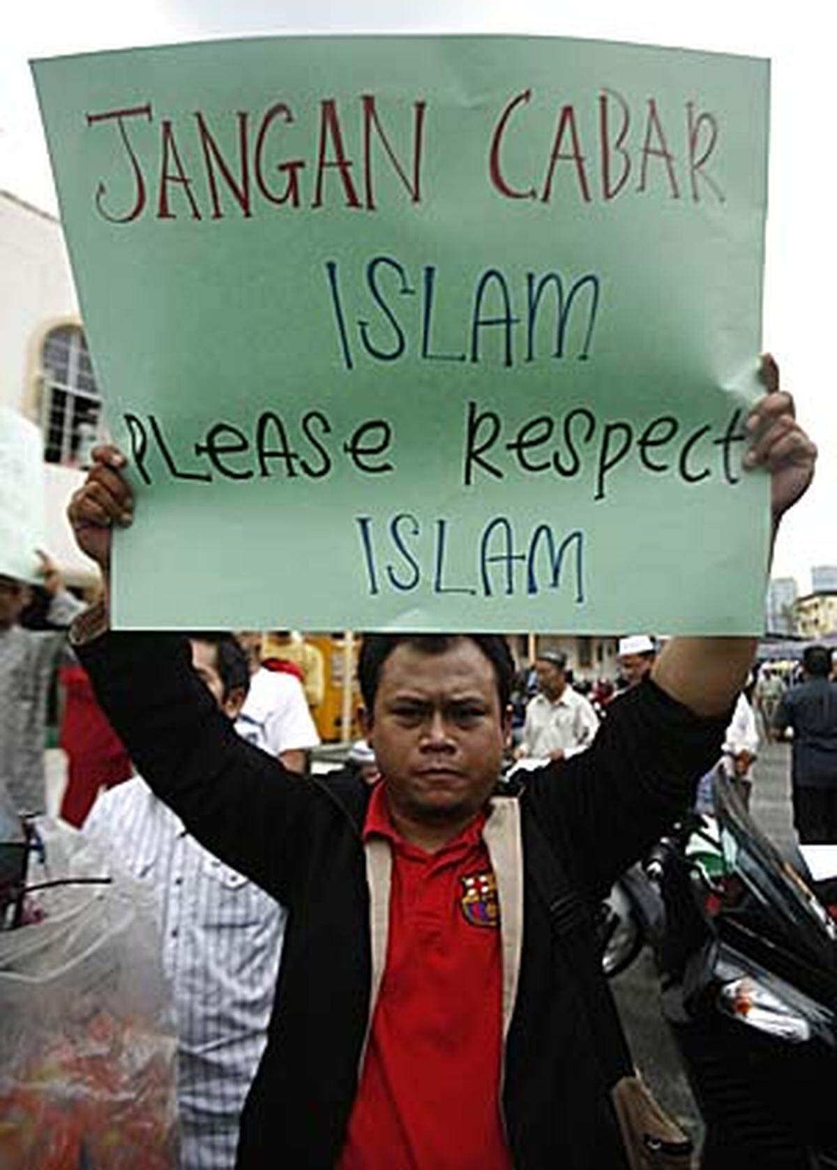 Innerhalb kürzester Zeit formierte sich Widerstand in Malaysia, wo 60 Prozent der Bevölkerung muslimischen Glaubens ist. Die Regierung kündigte an, gegen das Urteil zu berufen.