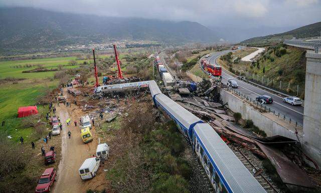 Szenen der Zerstörung: Obwohl die Strecke zweigleisig ist, waren die Züge auf demselben Gleis unterwegs und stießen bei voller Fahrt zusammen.