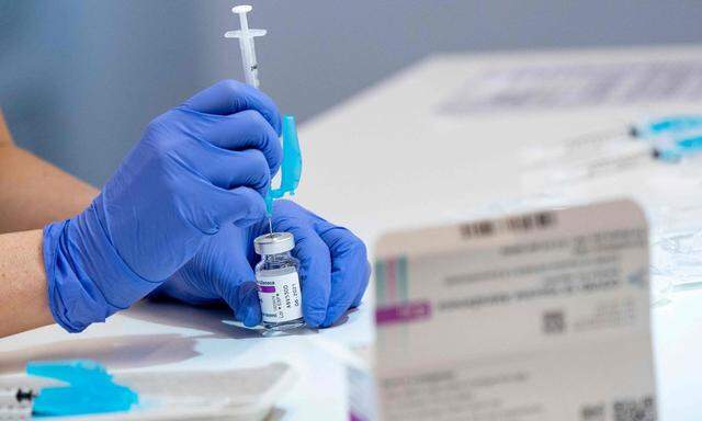Das Nationale Impfgremium (NIG), das in Österreich gemäß der bisherigen EMA-Einschätzung vorerst zu keinem Impfstopp geraten hat, wollte die Entscheidung für eine weitere Bewertung abwarten.