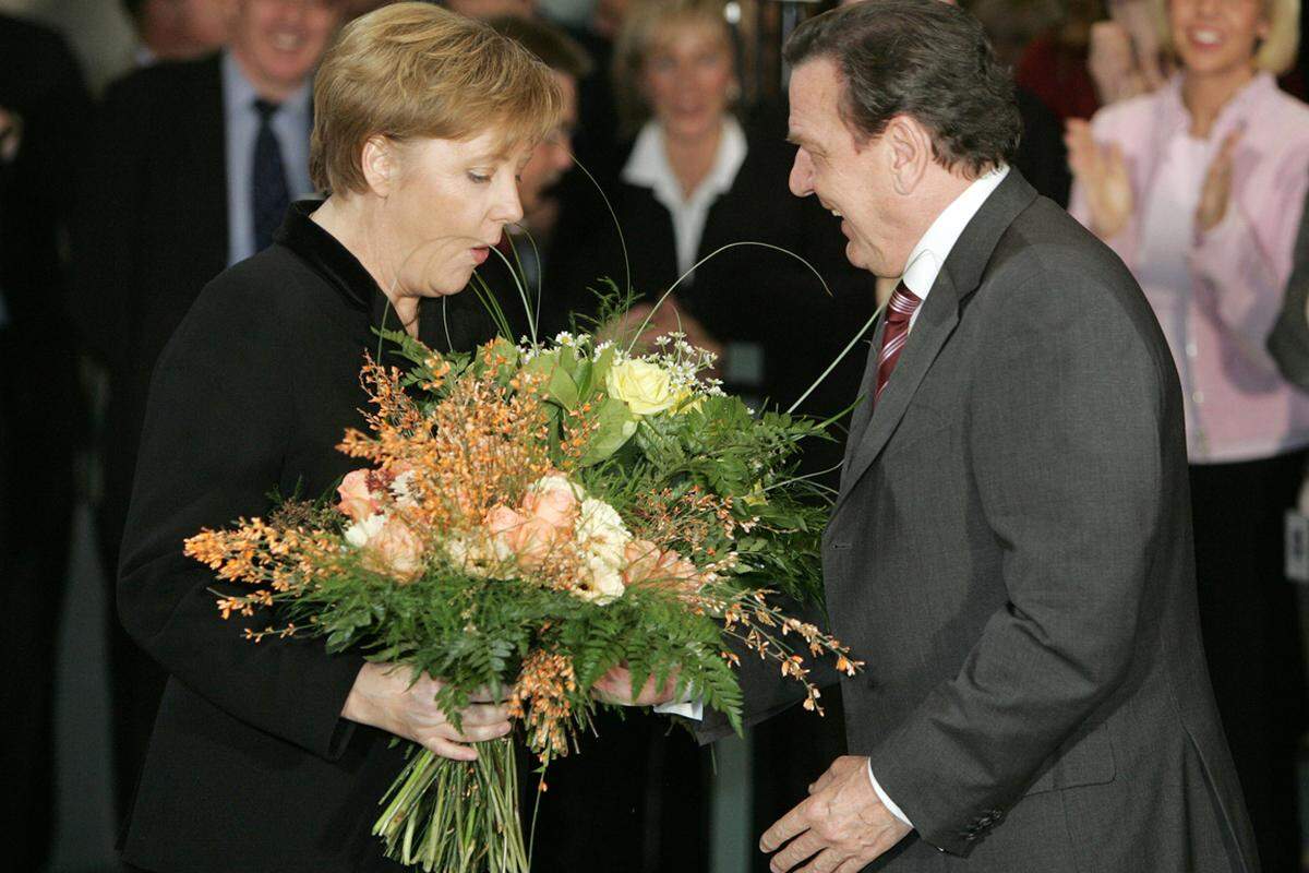 Ganz knapp setzte sie sich im Herbst 2005 gegen den damaligen Kanzler Gerhard Schröder (SPD) durch, der in der Nachwahl-Diskussionsrunde noch polterte: "Diejenigen, die einen Wechsel im Amt des Bundeskanzlers erstreben wollten, sind grandios gescheitert." Doch Merkel ließ Schröder poltern und baute bereits an einer Koalition mit der FDP.