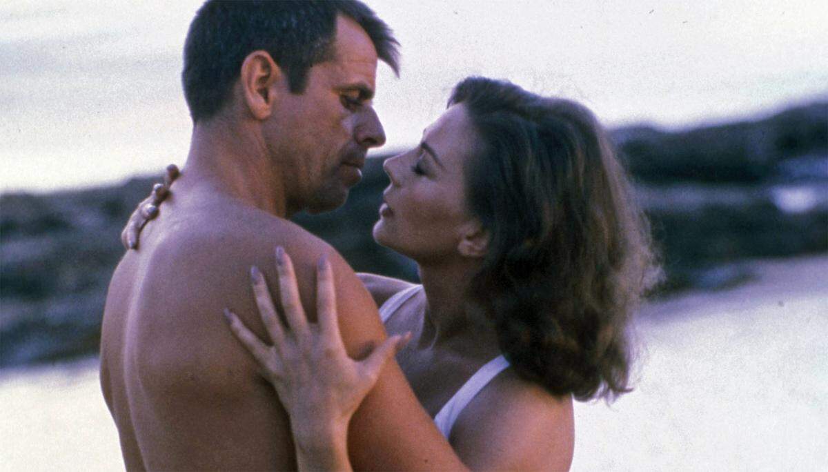 Kurz vor Ende der Dreharbeiten zu dem Film "Brainstorm" starb Natalie Wood 1981. Die Todesursache ist ungeklärt, es passierte aber jedenfalls bei einer Bootsfahrt mit ihrem Ehemann, Robert Wagner. Ihn kennt man übrigens als Jonathan Hart aus "Hart aber herzlich". Spekulationen der Boulevard-Presse, Wagner habe Wood bei einem Streit damals über Bord gestoßen, ließen sich nicht erhärten. 2011 schloss eine neue Untersuchung aber Ertrinken als Todesursache aus. Auch Filmpartner Christopher Walken hatte übrigens an der Bootsfahrt teilgenommen. "Brainstorm" wurde mit einem Double fertig gestellt und erschien schließlich 1983. Natalie Wood hatte ihren größten Kinoerfolg 1961 mit der Rolle der Maria in der Verfilmung von Bernsteins West Side Story.