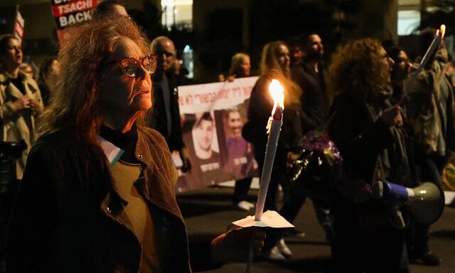 Nach dem Tod der drei Geiseln, die im Gazastreifen versehentlich von israelischen Soldaten getötet wurden, sind Hunderte Menschen in Tel Aviv auf die Straße gegangen.