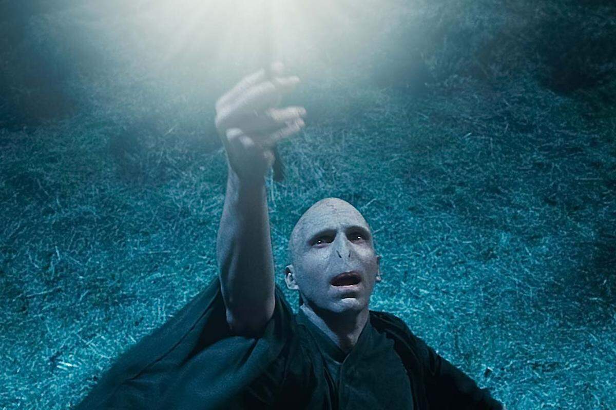 Am Ende muss Harry gegen seinen Erzfeind Voldemort kämpfen. Im letzten Teil der Serie müssen zahlreiche Figuren sterben.