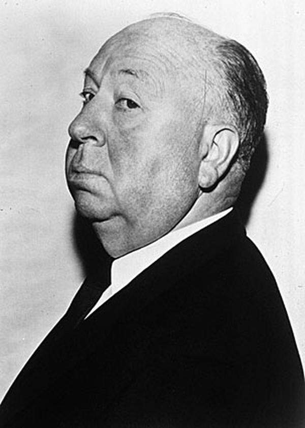 Hitchcock, am 13. August 1899 in Leytonstone geboren, beginnt 1920 als Zwischentitel-Designer bei Famous Players-Lasky und erarbeitet sich bald anspruchsvollere Funktionen. Alma Reville, seine spätere Ehefrau (und bis zuletzt wichtigste Mitarbeiterin seiner Filme), ist als erfahrene Cutterin mitverantwortlich für seinen raschen Aufstieg im Studio.