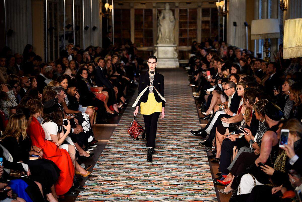 Dior steht zwar nach dem Abgang von Raf Simons noch immer ohne Kreativdirektor da, bei der Resort-Kollektion nahmen diesmal aber erstmals die beiden Designer Lucie Meier und Serge Ruffieux den Applaus entgegen.