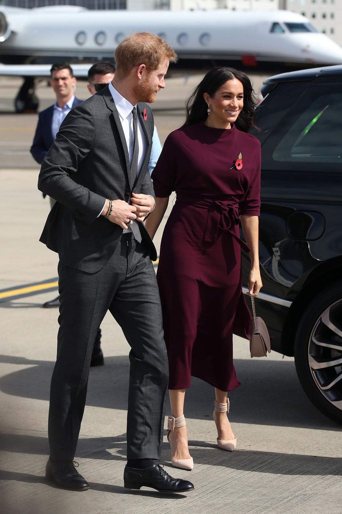 Prinz Harry und seine Frau Meghan landeten zum Abschluss der Royal Tour in Neuseeland, wo sie von Ministerpräsidentin Jacinta Ardern und Bürgermeister Justin Lester begrüßt wurden.