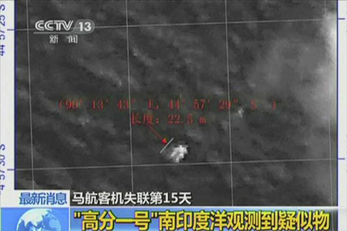 Ein chinesischer Satellit hat möglicherweise ein MH370-Wrackteil im Indischen Ozean gesichtet. Das Objekt ist 22 Meter lang und 13 Meter breit, wie die chinesische Behörde am Samstag per Internet mitteilte. Chinesische Schiffe seien auf dem Weg in das mehr als 2000 Kilometer von der Westküste Australiens entfernt liegende Gebiet. Ein aufziehender Wirbelsturm droht die Suche zu erschweren. Die Suche konzentriert sich immer mehr auf den südlichen Indischen Ozean.