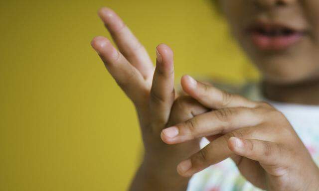 Kinder zählen sich an den Fingern in die Welt der Zahlen ein, vielleicht war es bei der Menschheit auch so.